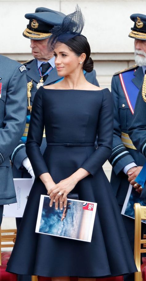 Rachel Zane, Royal Wardrobe, Meghan Markle Outfits, English Royalty, Meghan Markle Style, Icon Style, Celebrities Fashion, Olive Dress, Royal Brides