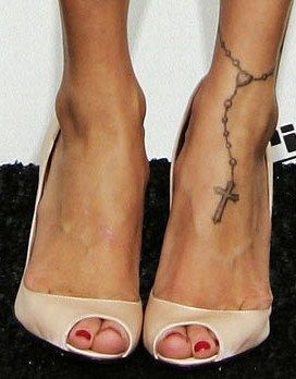 I want this. So cute! So far one of the cutest foot tattoos. My cousin has the exact same one...it's so much better than having a dead bird on your foot. Like as a lady...who does that?!!!!!!! Ankle Tattoo Cross, Best Celebrity Tattoos, Tattoos For Women On Thigh, Rosary Bead Tattoo, Cute Foot Tattoos, Ankle Tat, Rosary Tattoo, Armband Tattoos, Ankle Tattoos For Women