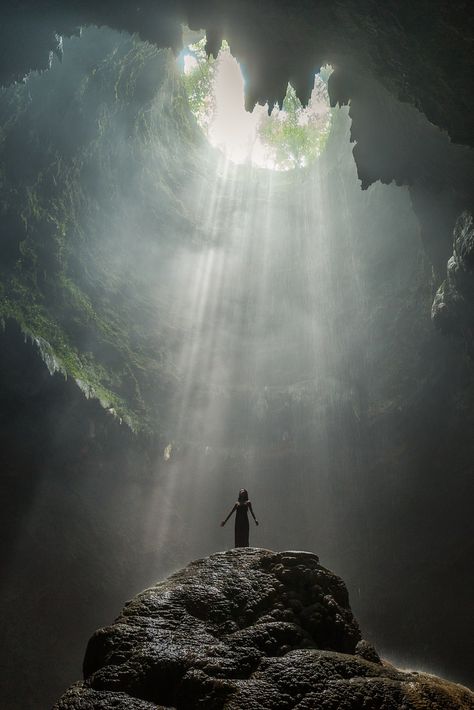 Jomblang Cave Yogyakarta, Indonesia Cave Video, Fantasy Cave, Scenery Tattoo, Ansel Adams, Aquascaping, Alam Yang Indah, Yogyakarta, Aruba, Fantasy Landscape