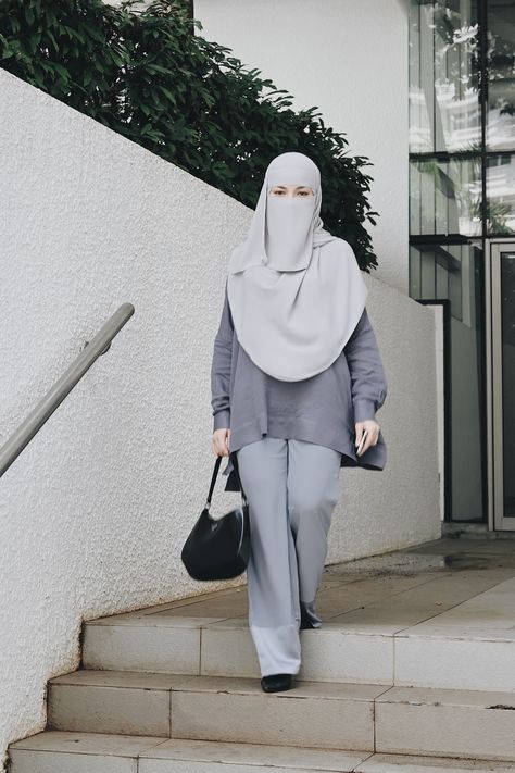 Neelofa Niqab Style, Neelofa Outfit Niqab, Niqab Outfit, Hijab Turban Style, Fesyen Islam, Abaya Fashion Dubai, Simple Dress Casual, Fashion Design Books, Niqab Fashion