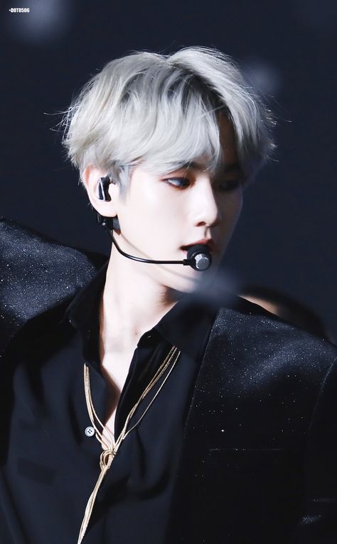 Baekhyun [HQ] 171201 Mnet Asian Music Awards | #EXO Baekhyun Gray Hair, Baekhyun White Hair, Baekhyun Hot, Twitter Girls, Grey White Hair, Asian Music, Photoshoot Makeup, Mnet Asian Music Awards, Clash Royale