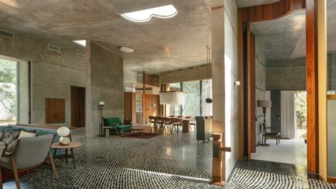 Samira Rathod creates House of Concrete Experiments in India Dark Wooden Furniture, Brutalist House, Brutalist Interior, Tower Apartment, Smooth Concrete, Brutalist Buildings, Design Atelier, Modernist Architects, Design Café