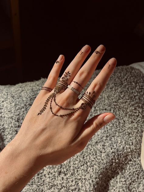 Tattoo Henna Design, Simple Henna Designs Hand, Henna Styles, Small Henna Designs, Wrist Henna, Cute Henna Designs, Tattoos Henna, Inai Pengantin, Henna Style Tattoos