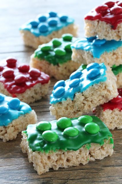 Easy LEGO Brick Themed Food for Kids - Toddler Approved Lego Recipes, Lego Party Favors, Party Rooms, Kids Birthday Party Food, Rice Recipes For Dinner, Krispy Treats, Lego Birthday Party, Rice Krispy, Kids Party Food