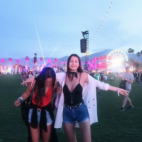 Bella Hadid Completed Her Look With a Bandanna Bella Hadid Coachella, Celebrity Coachella, Coachella 2015, Coachella Music, Bella Hadid Style, Coachella Fashion, Coachella Festival, Coachella Outfit, Hadid Style