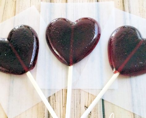 Treat Yo’ Self With These Grown Up Red Wine Lollipops Diy Gifts For Adults, Diy Baby Shower Favors, Lollipop Recipe, Baby Shower Favors Diy, Steak And Seafood, Mother's Day Crafts, Tasting Party, Alcohol Drinks, Snacks Für Party