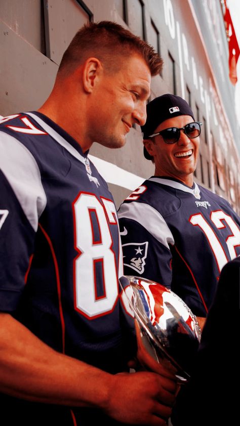 Tom Brady And Rob Gronkowski, Tom Brady Wallpaper New England Patriots, Tom Brady Aesthetic, Rob Gronkowski Wallpaper, Nfl Aesthetic, Tom Brady Wallpaper, Jersey Drawing, Tom Brady Football, Tom Brady Goat