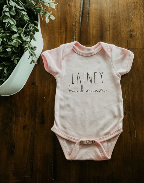 Custom Onesie Ideas, Baby Girl Onesies Vinyl, Baby Box Ideas, Gift Ideas Cricut, Onesie Diy, Baby Name Onesie, Baby Onesie Ideas, Girl Onsies, Dylan Everett