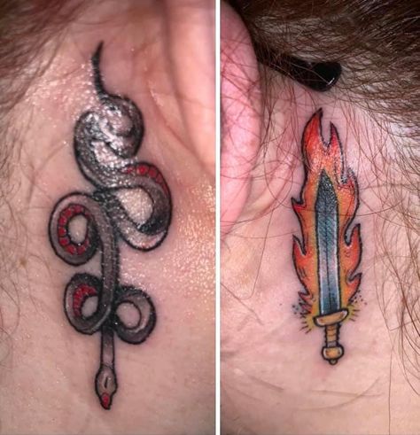 Two small Good Omens tattoos behind the ears, one is Crowley’s snake and the other is Aziraphale’s flaming sword. Crowley Face Tattoo, Good Omens Tattoo Simple, Good Omens Tattoo Ineffable, Good Omens Tattoo Ideas, Crowley Tattoo, Good Omens Tattoo, Supernatural Tattoos, Fandom Tattoos, Husband Tattoo