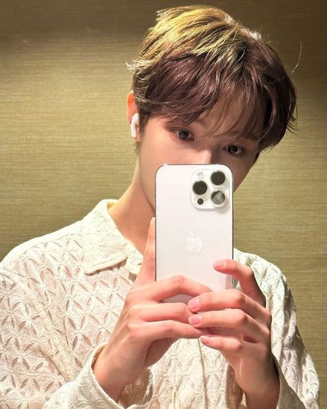 Renjun Mirror Selca, Renjun Boyfriend Material, Nct Dream Members, Cool Mirrors, Huang Renjun, K Idols, Instagram Update, Apple Tv, Boyfriend Material