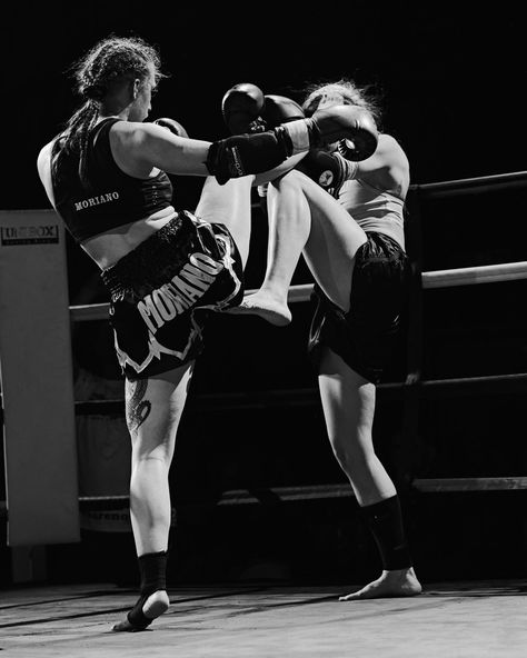 Muay Thai Women, Boxer Aesthetic, Muay Thai Martial Arts, Kick Boxing Girl, Girl Boxers, Boxing Girl, Endurance Workout, Kickboxing Workout, Sports Aesthetic