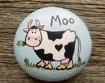 Caillou Roche, Kid Rocks, Moo Cow, Story Stone, Painted Rock Animals, Story Stones, Stone Art Painting, Painted Rocks Craft, Painted Rocks Diy