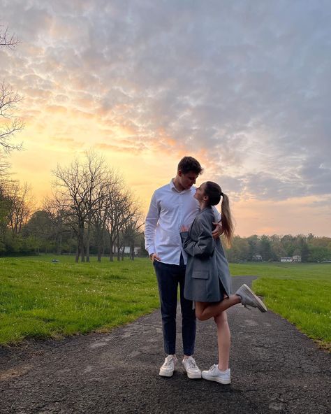 Couple sunset Trip Couple Photography, Couple Photography Poses On Road, Couple Pose In Park, Photo Ideas At Hill Station, Couple Poses Standing Photo Ideas, Couple Picnic Poses, Couple Poses On Road, Hill Station Couple Photos, Travel Poses Ideas Couple