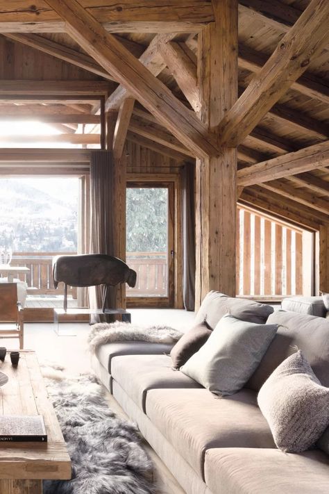 Décoration chalet de montagne : comment procéder ? - Marie Claire Ski Chalet Interior, Chalet Living Room, Chalet Modern, Lodge Interiors, Mountain Project, Chalet Interior Design, Modern Chalet, Mountain Interiors, Chalet Chic