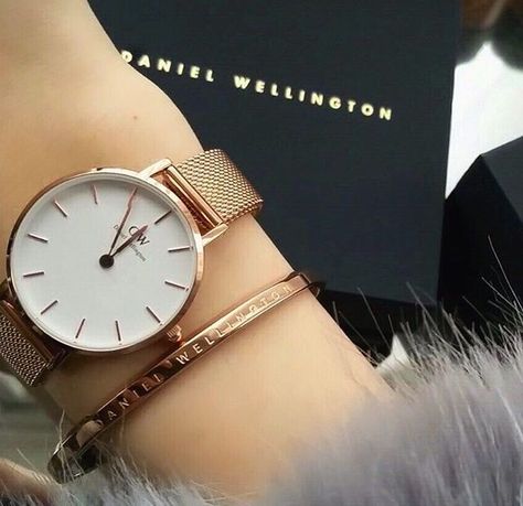 #watchesph #watchlover #watcheslovers #watchesmania Apple Watch Straps Women, Daniel Wellington Watch Women, Diamond Wedding Bands For Women, Daniel Wellington Classic Petite, Best Kids Watches, Wedding Bands For Women, Pretty Watches, Bracelets Diamond, Rolex Watches Women