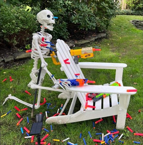 Bricolage Halloween, Halloween Skeleton Decorations, Halloween Ghost Decorations, Halloween Props Diy, Halloween Decorations Diy Outdoor, Skeleton Decorations, Halloween Goodies, Scary Halloween Decorations, Halloween Party Diy