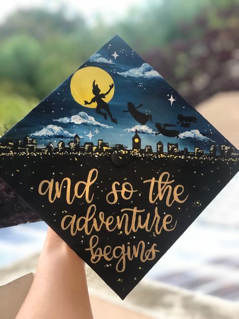 Graduation Hat Ideas High School, Grad Cap Inspo Disney, Graduation Cap Painting Ideas, Cap Graduation Ideas, Grad Cap Ideas Disney, Aesthetic Graduation Cap Designs, Graduation Cap Designs Disney, High School Grad Cap Ideas, Disney Graduation Cap Ideas