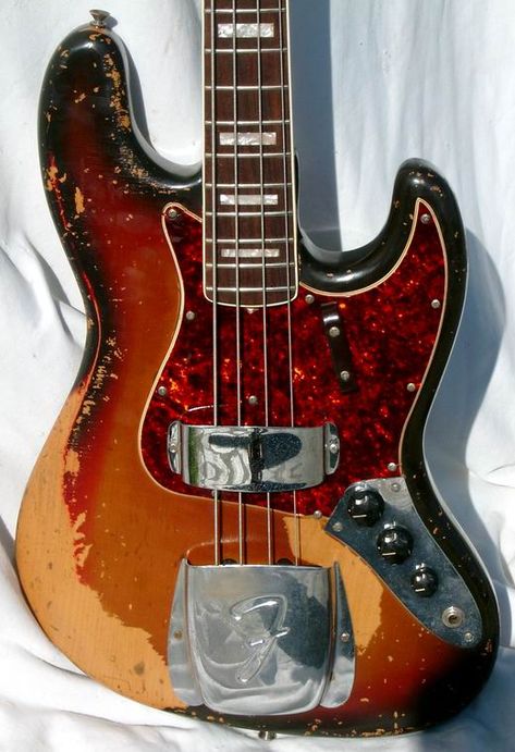 Fender Jazz Bass 1967 Sunburst Bass For Sale Hendrix Guitars Cool Bass Guitars, Jazz Bass Guitar, Chris Squire, Custom Bass Guitar, Strat Guitar, Drum Instrument, Luthier Guitar, Fender Precision Bass, Guitar Diy