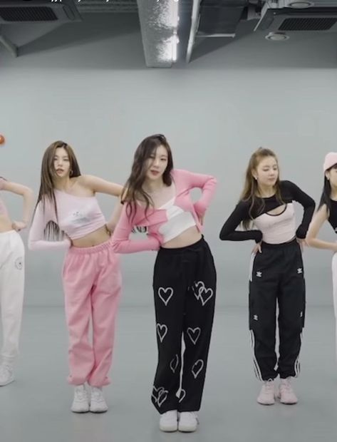 Dance Outfit Inspiration, Pink Dance Practice Outfit, Hiphop Aesthetic Outfit, Korean Dance Outfit, Dance Audition Outfit, Kpop Dance Practice Outfits, Sporty Fits, Audition Outfit, Dance Fits