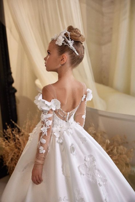 Pentelei 3629 https://www.marelliexclusive.boutique/products/pentelei-3629 1st Communion Dresses Catholic, First Communion Dresses Catholic, Comunion Dress, First Communion Hairstyles, Communion Headpiece, Baby Christening Outfit, Butterfly Hair Accessories, Communion Veils, Flower Girl Gown