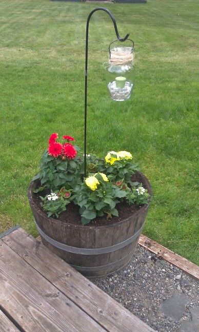 Flower basket with hanging lantern Cut Garden, Shepards Hook, Hanging Plants Outdoor, Garden Hooks, Garden Butterfly, Front Yard Garden Design, Hanging Flower Pots, Spring Table, Front Yard Garden