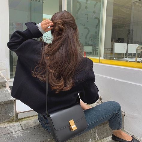 Brown Hair Inspiration, Aesthetic Hairstyles, Penelope Douglas, Minimalist Fashion Women, Brunette Girl, Winter Hairstyles, Dark Brown Hair, Dream Hair, 가을 패션