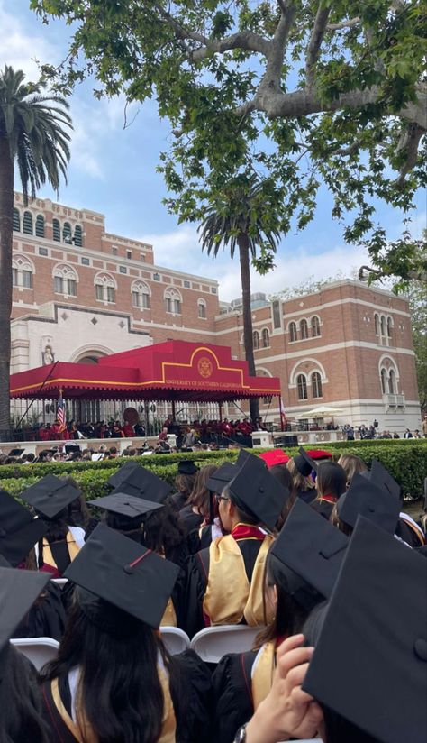 Usc Dorm Southern California, Usc Graduation Pictures, Usc Party, Usc Aesthetic, College Manifestations, University Southern California, Usc Dorm, Usc Graduation, Usc University