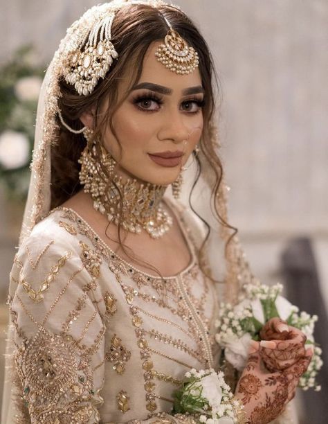 Pakistani Bride Hairstyle, Pakistani Bridal Hairstyles, Asian Bridal Makeup, Muslim Bridal, Pakistani Bridal Makeup, Red Bridal Dress, Bridal Makeup Images, Asian Bridal Dresses, Bridal Hair Buns