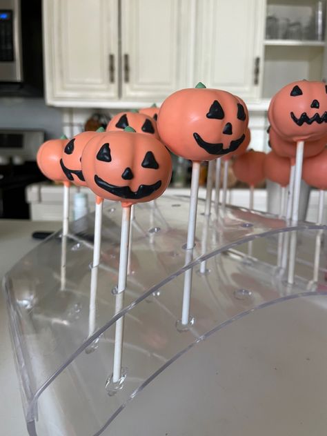 Halloween cake pops. Red velvet flavor Cake Pops Red Velvet, Jack O Lantern Cake, Pumpkin Cake Pops, Red Velvet Flavor, Halloween Cake Pops, Halloween Cake, Pumpkin Cake, Halloween Cakes, Jack O