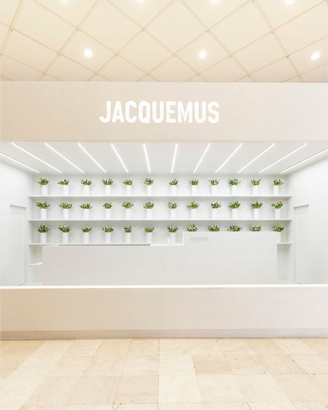 Paris: JACQUEMUS pop-up stores – superfuture® Jacquemus Pop Up Store, White Pop Up Store, Jacquemus Pop Up, Jacquemus Store, Factory Branding, Flower Installation, Flower Store, Pop Up Event, Pop Ups