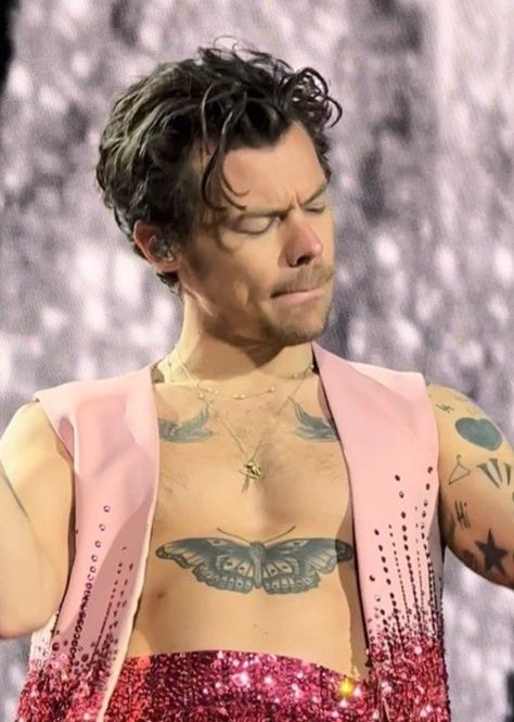 Harry Stylea, Harry Styles Outfits, Hslot 2023, Love On Tour Outfits, Edinburgh Uk, Harry Styles Tour, Best Song Ever, Senior Picture Outfits, Harry Styles Photos