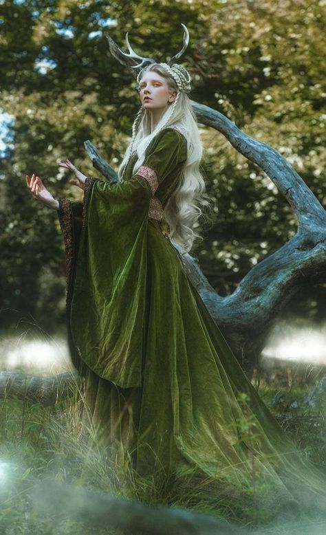 Women's Style Tips, Maria Amanda, Fairytale Photoshoot, Fairy Festival, Forest Elf, Chic Outfit Ideas, Famous Novels, My Roots, Fantasy Forest