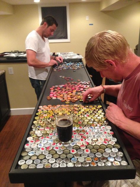 One guy designed and built a custom bottle cap bar top that would become the centerpiece of any room. Bottle Cap Table, Bottle Cap Projects, Bottle Cap Art, Beer Bottle Cap, Beer Caps, Bottle Cap Crafts, Beer Cans, Diy Bar, Bottle Top