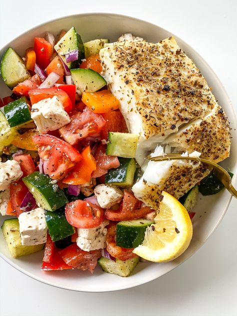 Mediterranean Style Halibut with Village Greek Salad - Sari Diskin Eat Well With Sari Snacks Für Party, Mediterranean Diet Recipes, Greek Salad, Mediterranean Style, Mediterranean Recipes, Healthy Lunch, Fish Recipes, Seafood Recipes, Workout Food