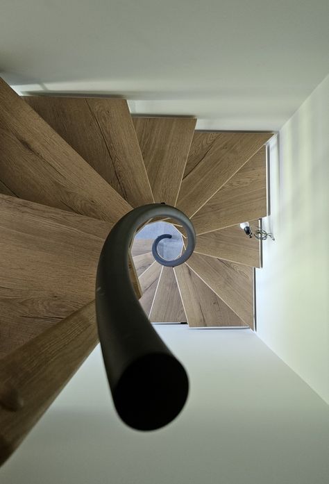 INTELLIGENT STAIRCASE SOLUTIONS WITH SMALL SPACE REQUIREMENTS - Space-saving staircases - stairs & interior design for your home Interior Spiral Staircase, Spiral Staircase Ideas Small Spaces, Stairs Small Space, Attic Stairs Ideas Space Saving, Steep Stairs Solution, Stairs For Tight Spaces, Stairs Interior Design, Wood Spiral Staircase, Stairs For Small Spaces