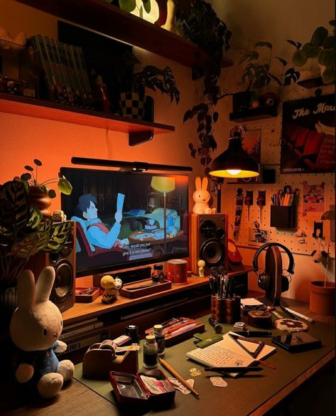 Desk Setup Dark Academia, Aesthetic Desk Set Up, Desktop Setup Ideas, Black Desk Aesthetic, Mens Desk Decor, Desk Setup Ideas, Harajuku Hair, Youtube Setup, Artist Desk