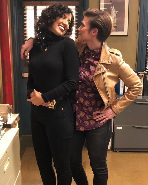 rosa diaz and her girlfriend jocelyn from brooklyn 99 Brooklyn Nine Nine Rosa, Cameron Esposito, Charles Boyle, Gina Linetti, Rosa Diaz, Brooklyn 9 9, Amy Santiago, Stephanie Beatriz, What Am I Doing