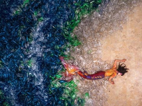 Mermaid in plastic: Artist Benjamin Von Wong highlights ocean ... Benjamin Von Wong, Ocean Pollution, Plastic Art, Plastic Pollution, Environmental Issues, Plastic Waste, Earth Day, Pollution, Plastic Bottles