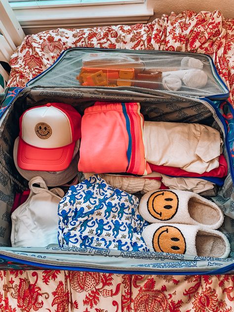 Preppy Spring Break, Preppy Luggage, Preppy Packing, Lululemon Aesthetic, Preppy Vacation, Preppy Travel, Preppy Essentials, Cabin Trip, Cancun Trip