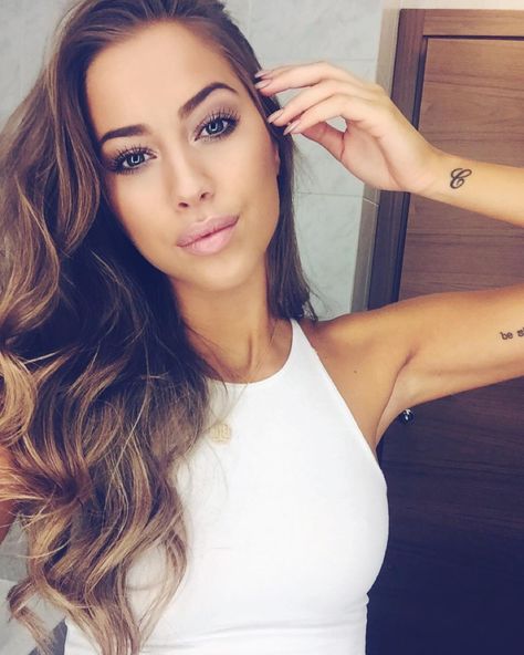 “Just me and my weird take a look at my armpit pose. ” Kenza Zouiten, Swedish Fashion, Tattoo Meaning, Gorgeous Makeup, Beauty Trends, Cut And Color, Beauty Make Up, Wavy Hair, Hair Goals