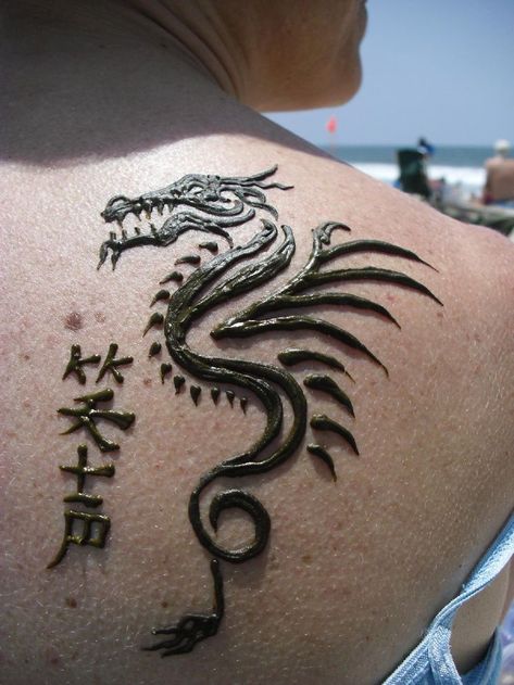 Henna dragon with Japanese Kanji symbols at Santa Monica and Malibu Beach in Los Angeles at www ... Henna For Boys, Dragon Henna, Japanese Kanji Symbols, Henna Men, Men Henna Tattoo, Back Henna, Henne Tattoo, Tato Naga, Jagua Henna