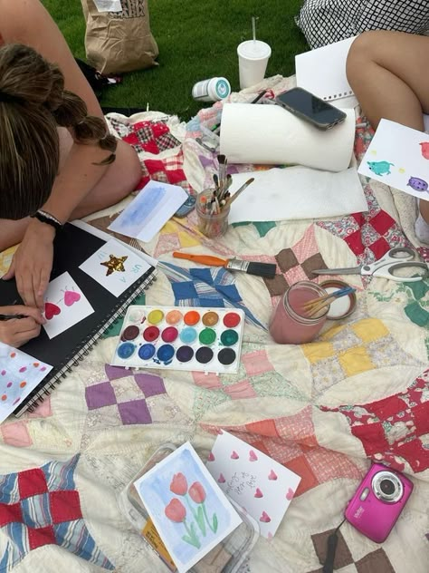 Summer Picnic With Friends Aesthetic, Picnic Friend Date, Picnic Date Best Friend, Fun Friend Aesthetic, Paint Picnic Aesthetic, Picnic With Painting, Cute Picnic With Friends, Activities With Friends Summer, Picnic Art Date