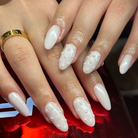 Pearl White Nails With Rhinestones, Pearl Nails With Chrome, Glitter And Pearl Nails, Chrome Nails With Pearl Beads, Pearl Embellished Nails, Chrome Nails With Diamonds, Bridal Nails Pearl White, Pearl Polish Nails, Pearl Nails With Diamonds