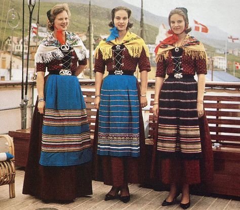 ♔ RoyalArjan ♔ on Twitter: "Three Danish princesses in Faroese national dress aboard royal yacht Dannebrog during a visit to the #FaroeIslands. From left: Princess Margrethe (the current Queen of Denmark), Princess Benedikte and Princess Anne-Marie (who became Queen of the Hellenes).… https://t.co/VYiYQZGqU2" Denmark Clothing, Queen Of Denmark, Royal Yacht, Costume National, National Dress, Danish Royals, Folk Dresses, Princess Anne, Royal Families