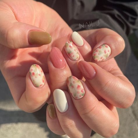 Cottagecore Aesthetic Nails, Cottagecore Nails Simple, Cottage Nails, Korean Spring Nails, Nails Shorties, Cottagecore Nails, Trend Prediction, Shorties Nails, Art Nails Design