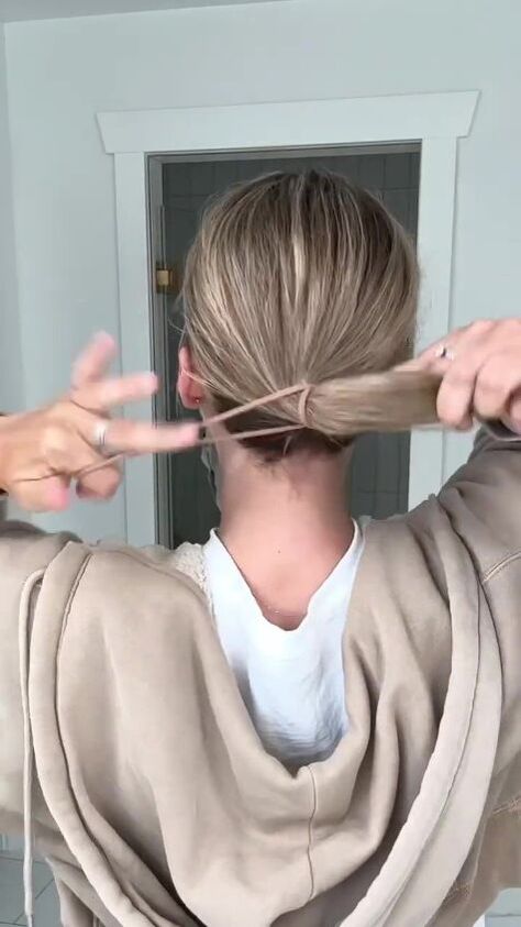 I have one of my 60 second hairstyles for you today. Learn a cute 1-minte hairdo in this quick post. Hairstyles With 2 Hair Ties, 1 Hair Tie Hairstyles, Hairstyle With One Hair Tie, One Hair Tie Hairstyles, Hairstyles With One Hair Tie, Second Day Hair, Easy Braided Updo, Updo Tutorial, Second Day Hairstyles