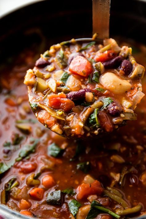 This thick and hearty minestrone soup satisfies! Full of healthy veggies and bursting with savory, comforting flavor. Recipe on sallysbakingaddiction.com Beef Minestrone Soup, Pumpkin Bread Healthy, Healthy Italian Recipes, Healthy Pumpkin Bread, Bread Healthy, Minestrone Soup Recipe, Nutritious Recipes, Minestrone Soup, Healthy Veggies