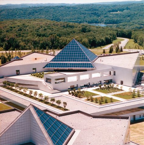 Gallery of The Evolution of Light in IM Pei’s Museums, from Dark Concrete Voids to Luminous Glass Pyramids - 20 Im Pei Architecture, Glass Pyramid Architecture, Pyramid Architecture Design, Photovoltaic Architecture, Pyramid Architecture, Garden Pyramid, Im Pei, Pyramid Planter, Usa Architecture