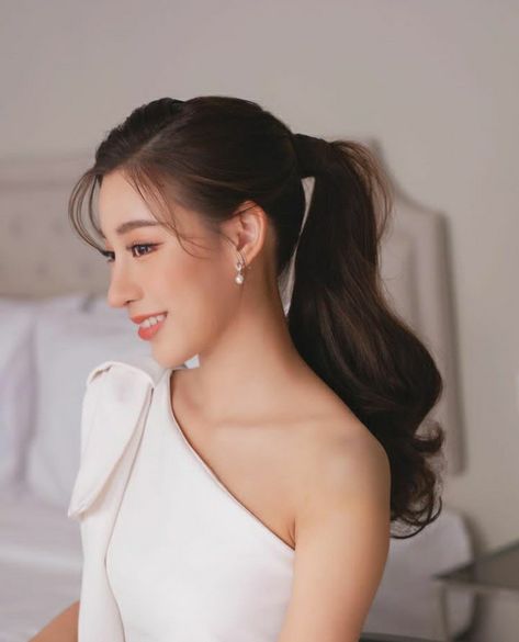 Hairdo Ponytail Wedding, Thai Bridal Hair, Prenup Hairstyle, Hairdo For Party, Ponytail With Veil, Hairdo Engagement, Graduation Hairdo, Hairdo Bridesmaid, Hairdo Party