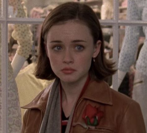 Rory Gilmore Icon, Rory Gilmore Hair, Rory Gilmore Style, Gilmore Girls Fashion, Gilmore Girls Outfits, Gilmore Girls Seasons, Girls Short Haircuts, Alexis Bledel, Lorelai Gilmore